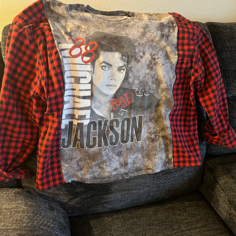 Michael Jackson flannel/tee.
Size L-XL